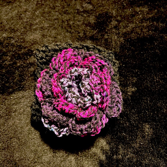 Crocheted headband with crocheted flower mosaic/black in color - Picture 4 of 5